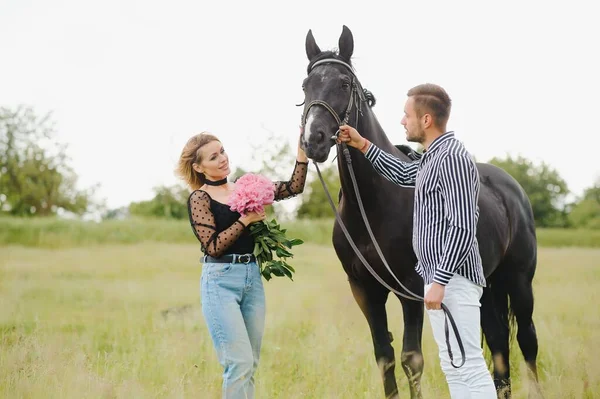 恋爱中的夫妻在大自然中享乐 有一匹马的年轻夫妇 — 图库照片