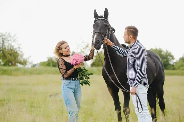 Pareja Enamorada Divirtiéndose Naturaleza Pareja Joven Con Caballo —  Fotos de Stock