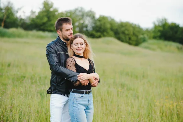 Feliz Pareja Enamorada Atardecer Sonriente — Foto de Stock