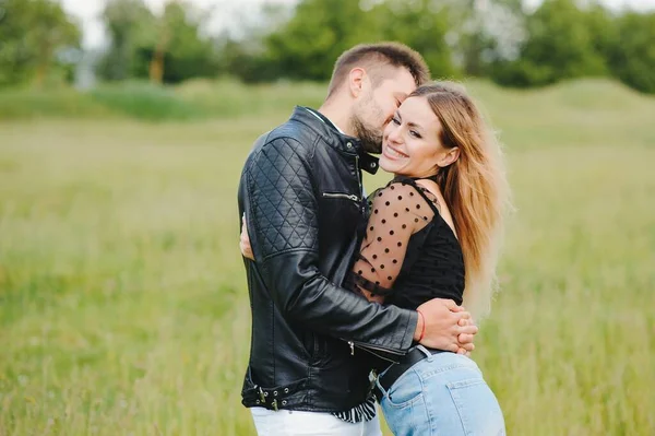 Pareja Joven Camina Parque Durante Primavera Los Abrazos Disfrutando Del —  Fotos de Stock