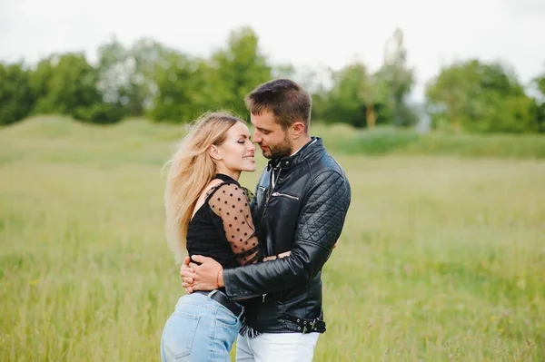 Pareja Joven Camina Parque Durante Primavera Los Abrazos Disfrutando Del — Foto de Stock