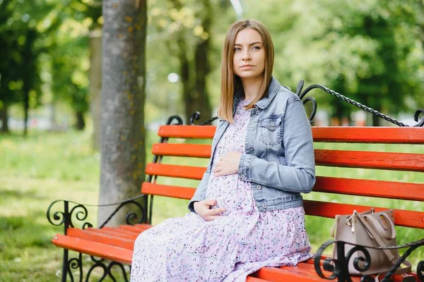 Zwangere Vrouw Rustend Het Park — Stockfoto