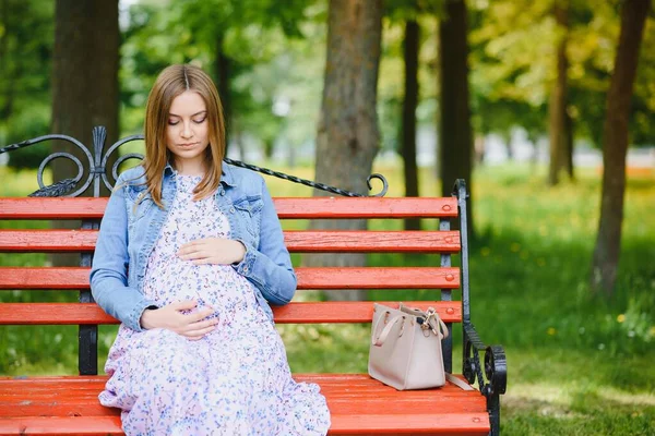 Donna Incinta Che Riposa Nel Parco — Foto Stock