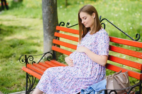 Jeune Femme Enceinte Repose Sur Banc Dans Parc — Photo