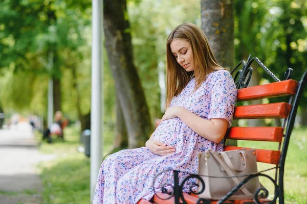 Schöne Schwangere Frau Entspannt Park — Stockfoto