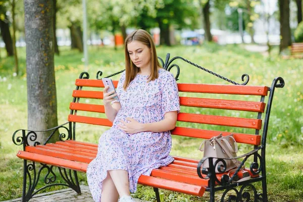 아름다운 임신부 공원에서 휴식을 취하는 — 스톡 사진