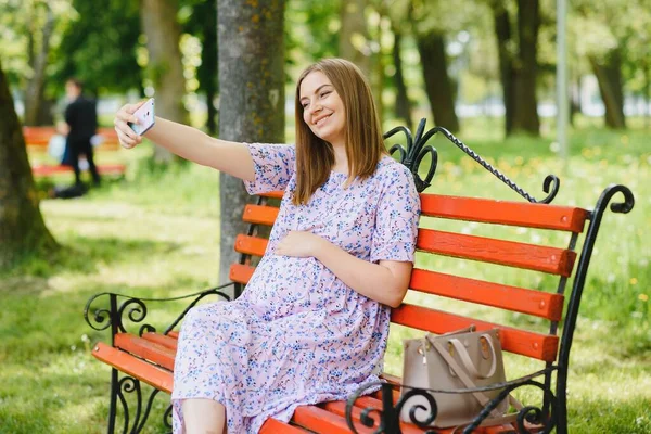 Mujer Embarazada Sienta Banco Parque Uso Teléfono Feliz Hembra Descansar — Foto de Stock