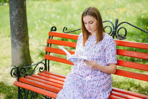 Gravid Kvinna Vilar Parken — Stockfoto