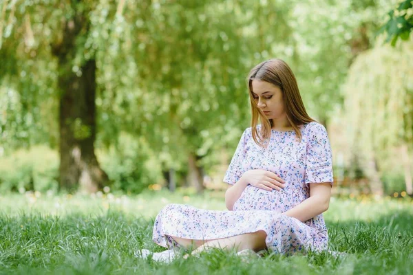 Femme Enceinte Reposant Dans Parc — Photo