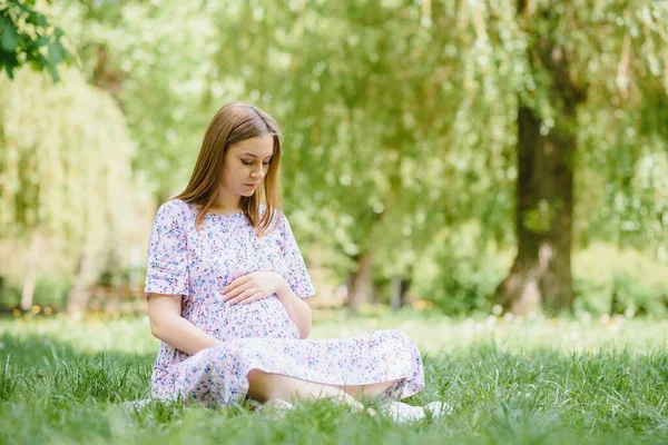 Mooie Zwangere Vrouw Ontspannen Het Park — Stockfoto