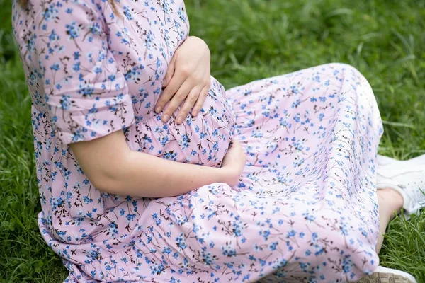 Vacker Gravid Kvinna Avkopplande Parken — Stockfoto