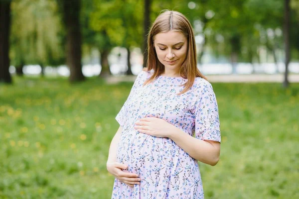 Schöne Schwangere Frau Entspannt Park — Stockfoto