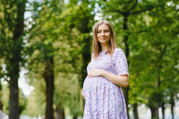 Zwangere Vrouw Rustend Het Park — Stockfoto