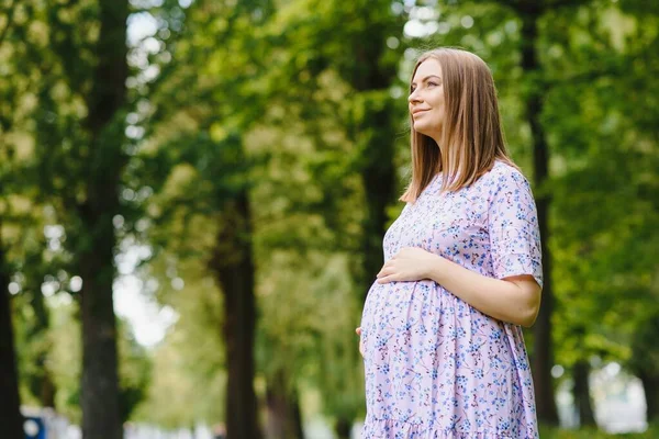 Fille Enceinte Promenade Dans Parc Ville — Photo