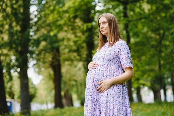 Schöne Schwangere Frau Entspannt Park — Stockfoto