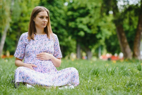 Schöne Schwangere Frau Entspannt Park — Stockfoto