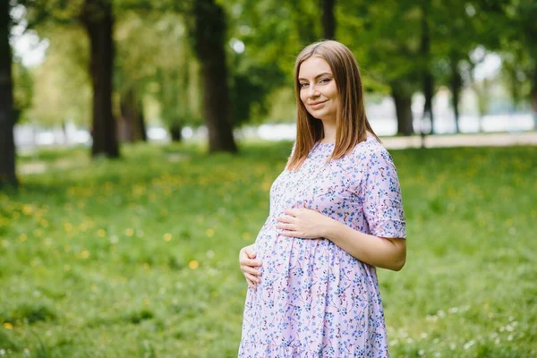 Fille Enceinte Promenade Dans Parc Ville — Photo