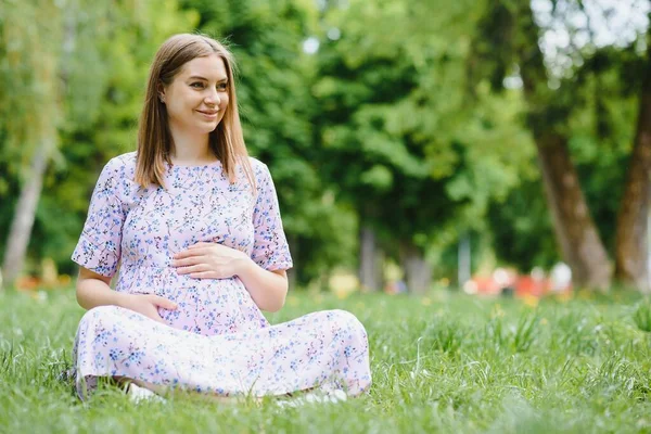 Gravid Kvinna Vilar Parken — Stockfoto