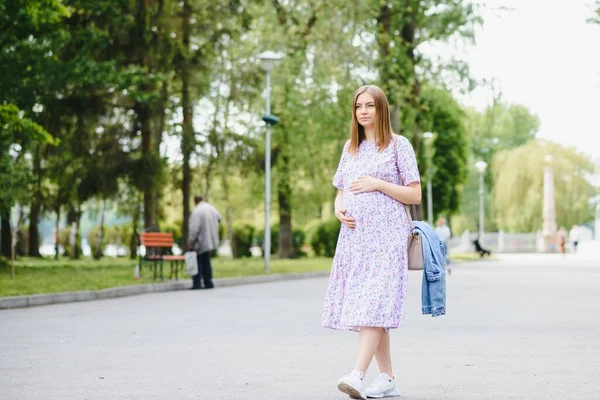 Hermosa Mujer Embarazada Relajándose Parque —  Fotos de Stock