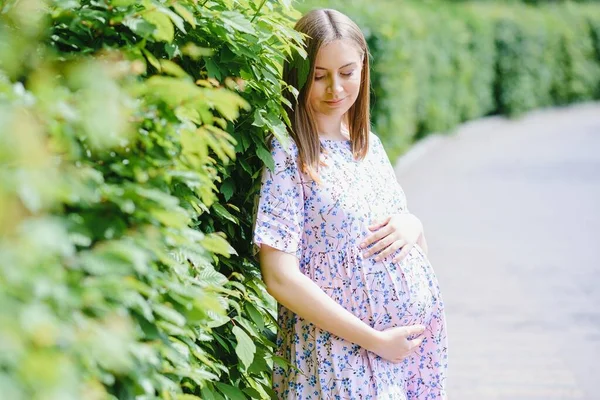 Fille Enceinte Promenade Dans Parc Ville — Photo