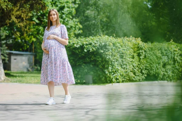 Pregnant Girl Walk City Park — Stock Photo, Image