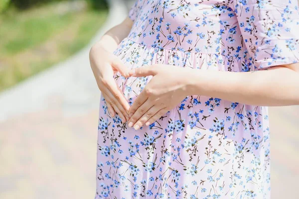 Das Schwangere Mädchen Beim Spaziergang Stadtpark — Stockfoto