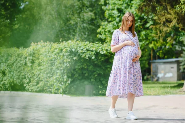 Pregnant Girl Walk City Park — Stock Photo, Image