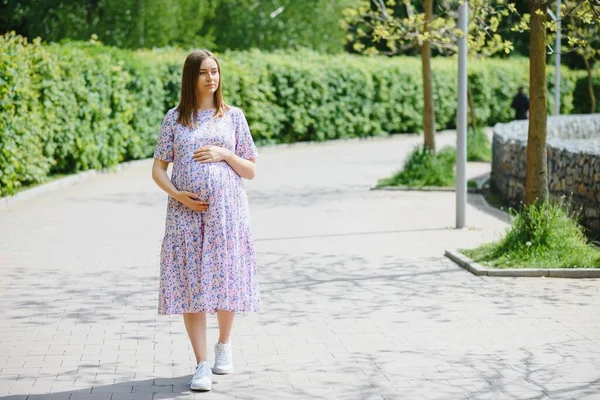 Bella Donna Incinta Rilassante Nel Parco — Foto Stock