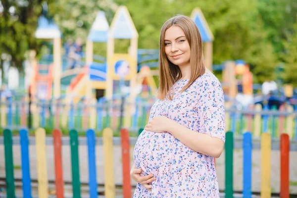 Mujer Embarazada Para Parque Cerca Del Parque Infantil Donde Juegan —  Fotos de Stock