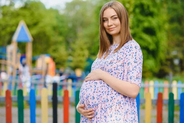Retrato Mujer Embarazada Contra Área Juegos —  Fotos de Stock