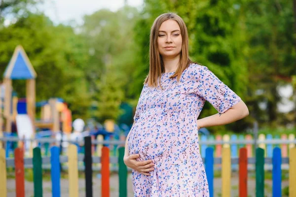 Вагітна Жінка Стоїть Парку Біля Дитячого Майданчика Діти Грають — стокове фото