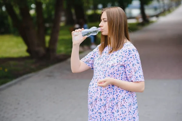 Gravid Kvinna Står Parken Med Flaska Vatten Kopieringsutrymme — Stockfoto