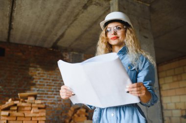 Depo çalışanı kadın. Kasklı kadın müteahhit. Kız mühendis ya da mimar. Ev tadilatı. Kaliteli müfettiş. İnşaat işi. İnşaat işçisi. İnşaat alanındaki kadın..