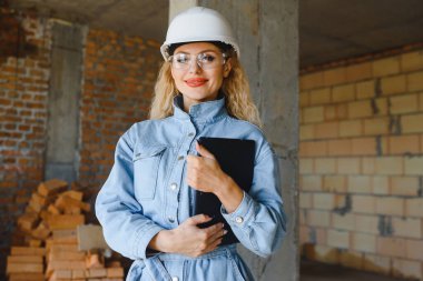 İş yerinde çalışan bir kadın inşaatçı.