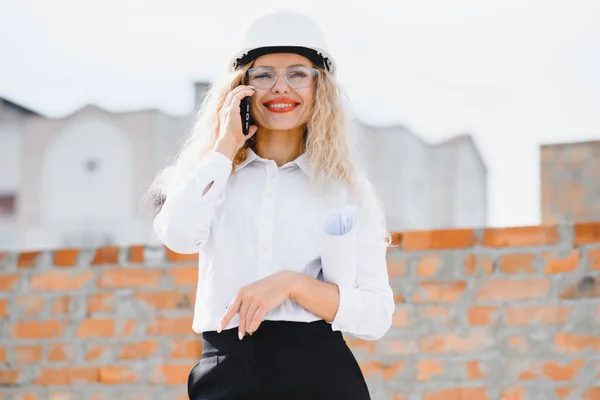 Engenheiro Construção Menina Com Documentação Construção Uma Mulher Chapéu Branco — Fotografia de Stock