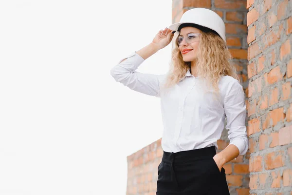 Inżynier Budowy Dziewczyna Dokumentacją Budowlaną Kobieta Białym Twardym Kapeluszu Pod — Zdjęcie stockowe