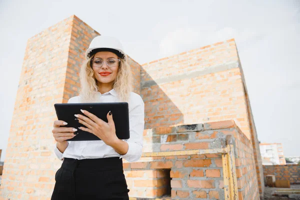 Female Construction Engineer Architect Tablet Computer Construction Site Young Woman — Stock Photo, Image
