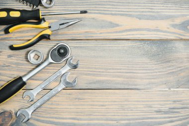 Kopya alanı olan ahşap bir arkaplanda farklı inşaat araçları