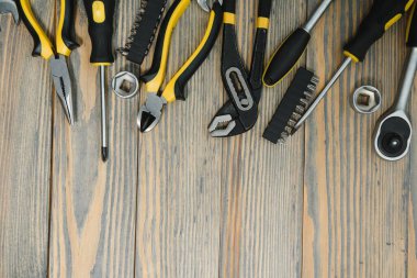 Ahşap arka planda farklı araçlar.