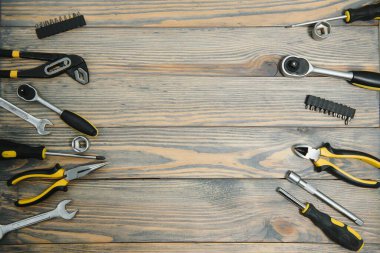 Ahşap arka planda farklı araçlar.