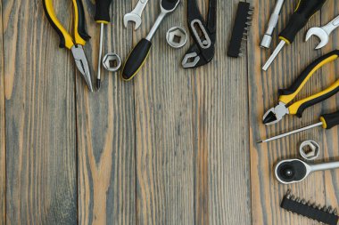 Ahşap arka planda farklı araçlar.