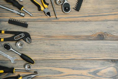 Ahşap arka planda farklı araçlar.