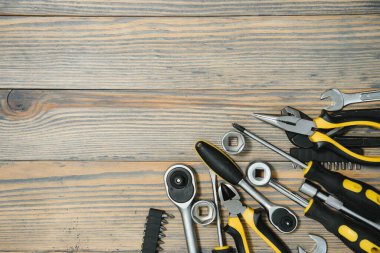 Ahşap arka planda farklı araçlar.