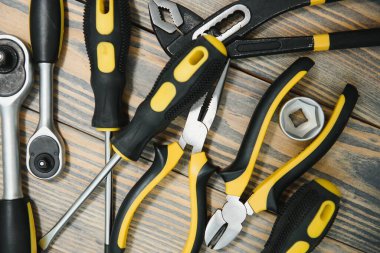 Ahşap arka planda farklı araçlar.