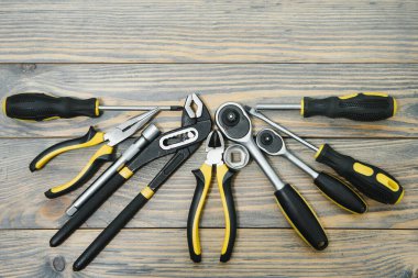 Metin için alanı olan tahta bir panelin üzerine araç seti