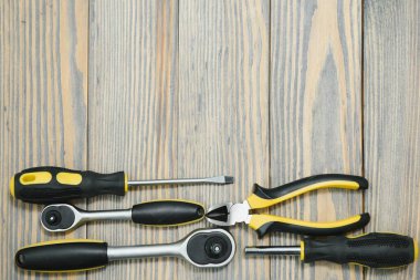 Metin için alanı olan tahta bir panelin üzerine araç seti