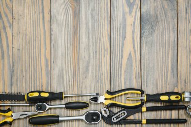 Metin için alanı olan tahta bir panelin üzerine araç seti