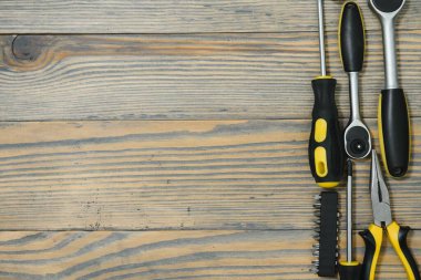 Ahşap arka planda farklı araçlar.