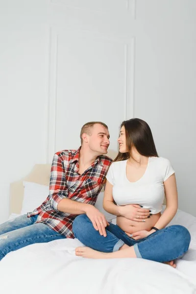 Retrato Pareja Joven Pendiente Del Niño —  Fotos de Stock