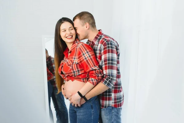Hombre Cariñoso Abrazando Esposa Embarazada Por Detrás Pie Cerca Ventana — Foto de Stock